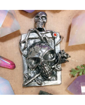 Skull frame pendant with rose