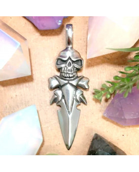 Arrowhead pendant with skull
