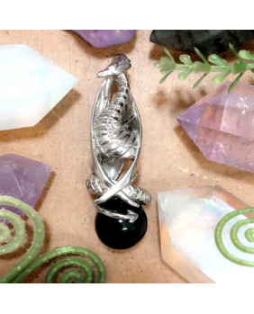 Coiled dragon pendant on agate