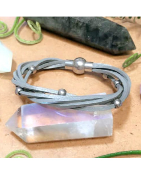 Bracelet gris en cuir avec perles