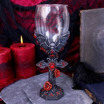 Botellas, tazas y cálices góticos decorativos